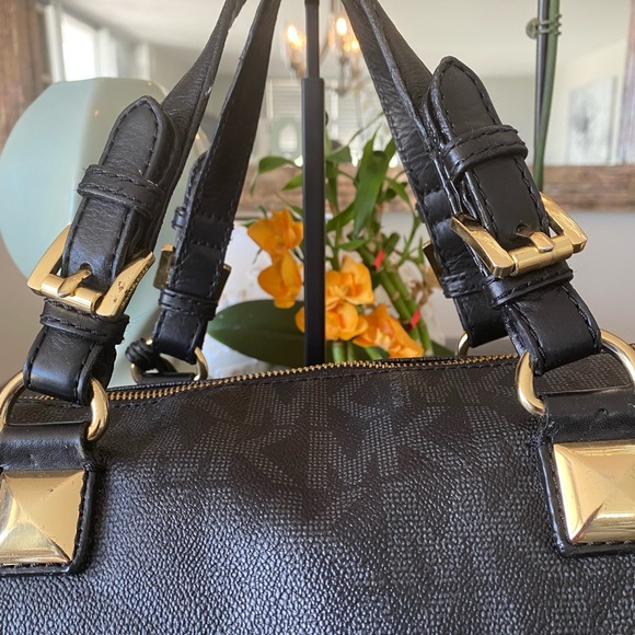 Michael Kors Signature Bag (Black) w/Gold Hardware. - Picture 3 of 14